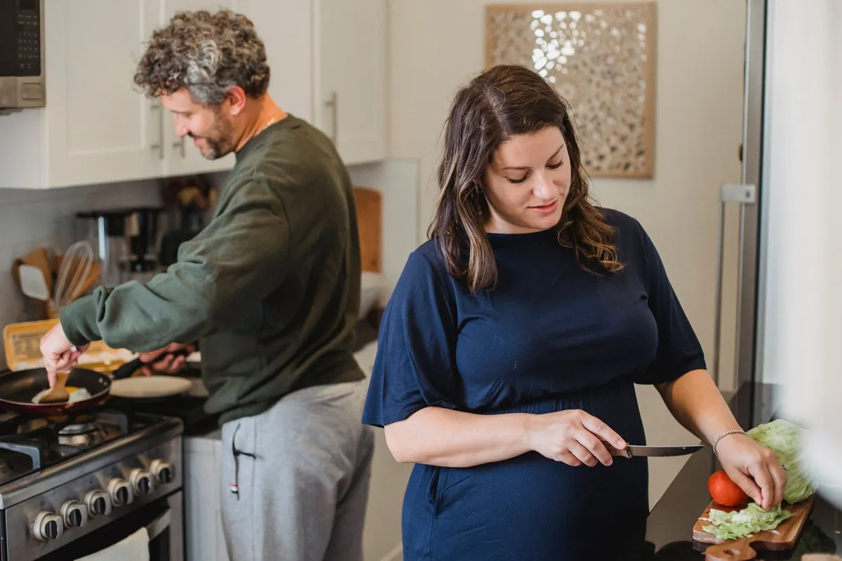 Pareja cocinando junta la cena keto en una cocina moderna de casa