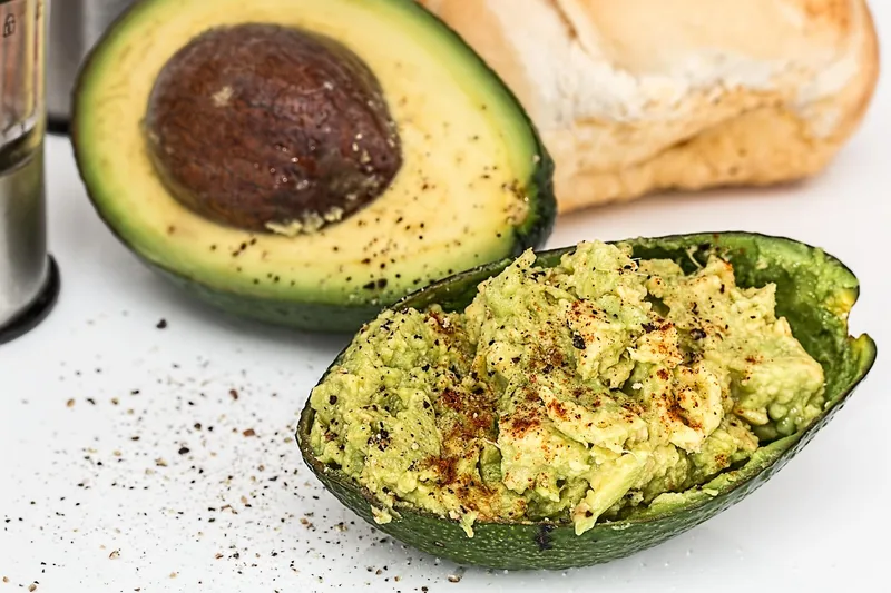 Aguacate maduro cortado por la mitad, alimento estrella de la dieta keto por su bajo contenido en carbohidratos