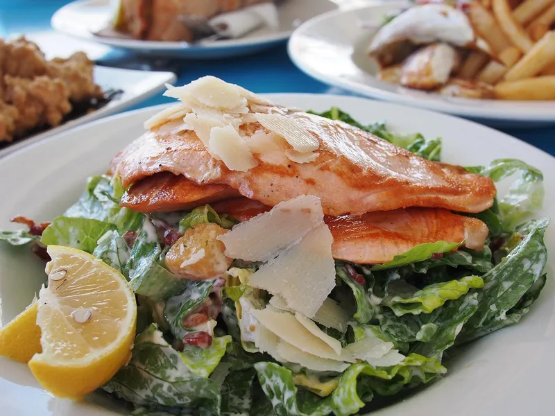 Filete de salmón fresco, fuente de grasas saludables omega-3 y cero carbohidratos apta para keto