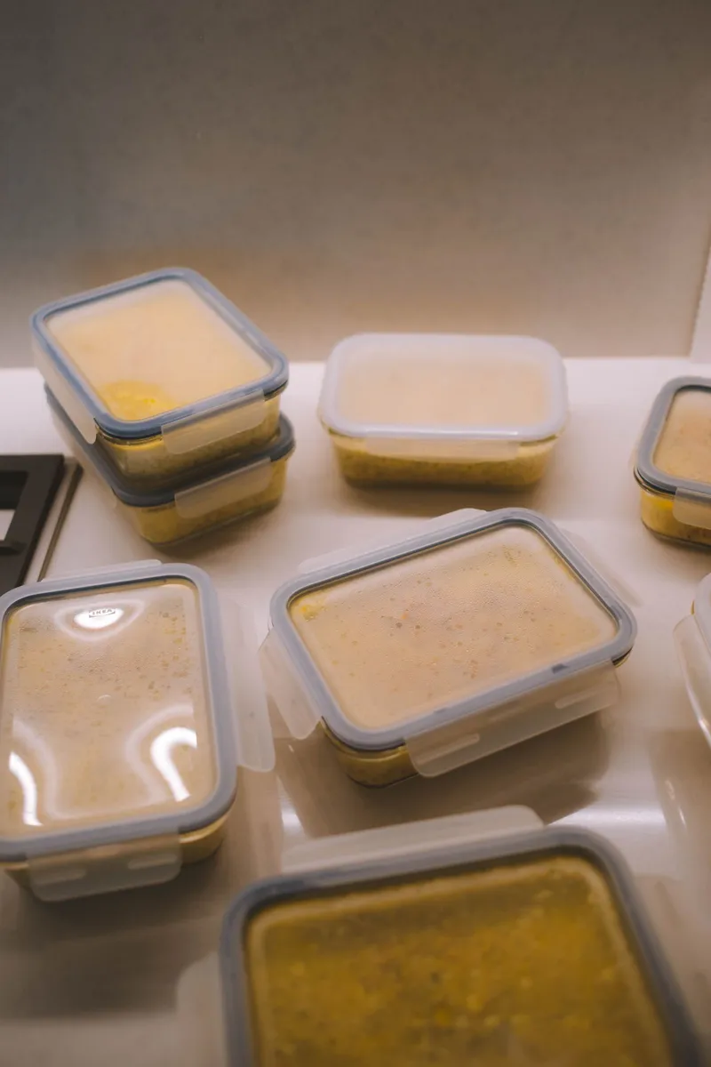 Varios recipientes de cristal con platos caseros sobre la mesa de la cocina.