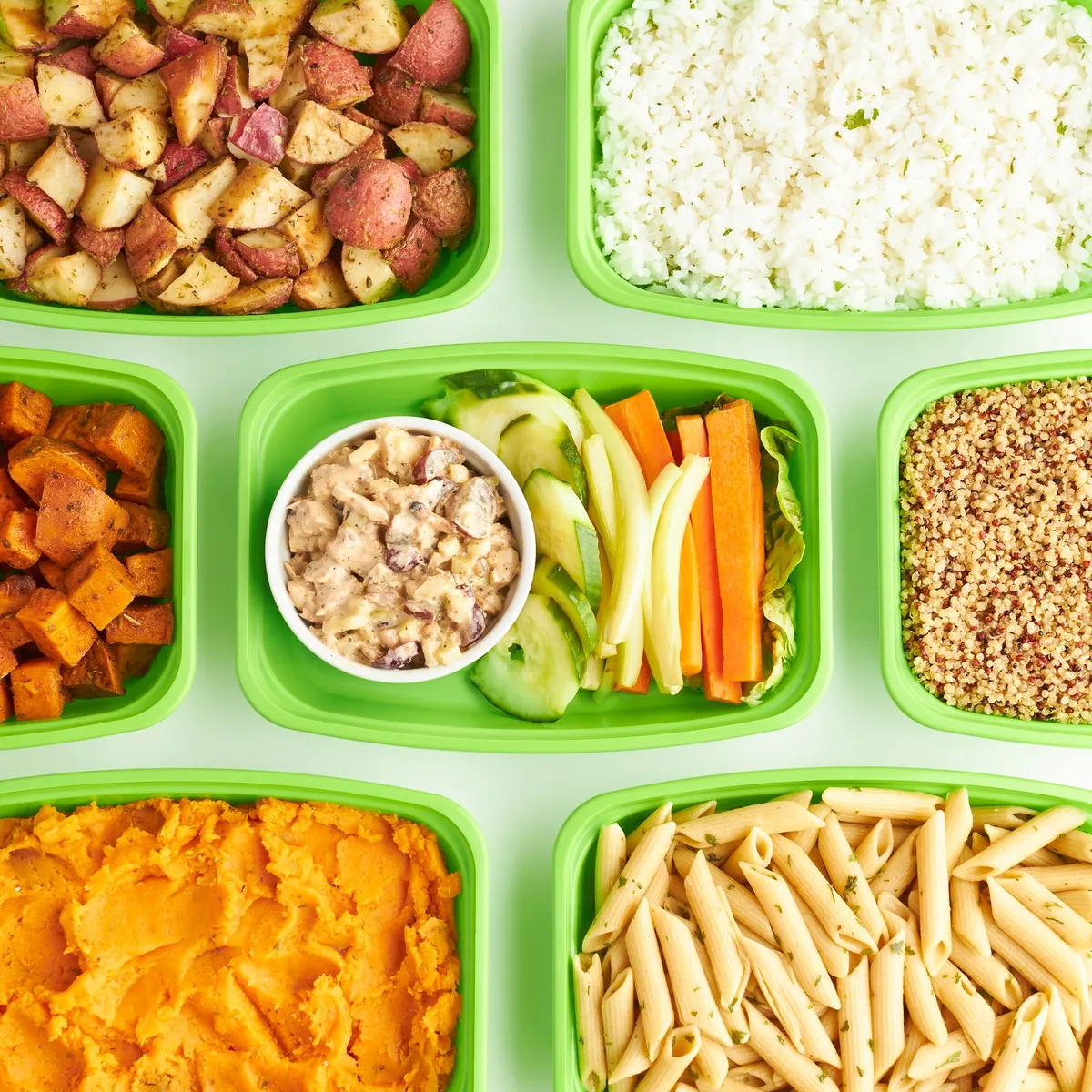Tuppers de comida keto preparados y coloridos listos para toda la semana.