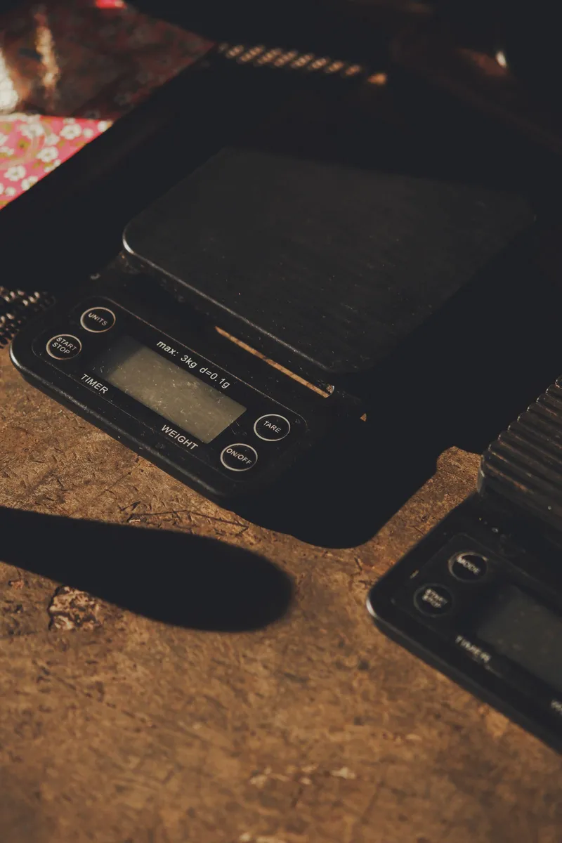 Báscula de cocina digital sobre una superficie rústica, la herramienta básica para pesar los gramos de cada macro
