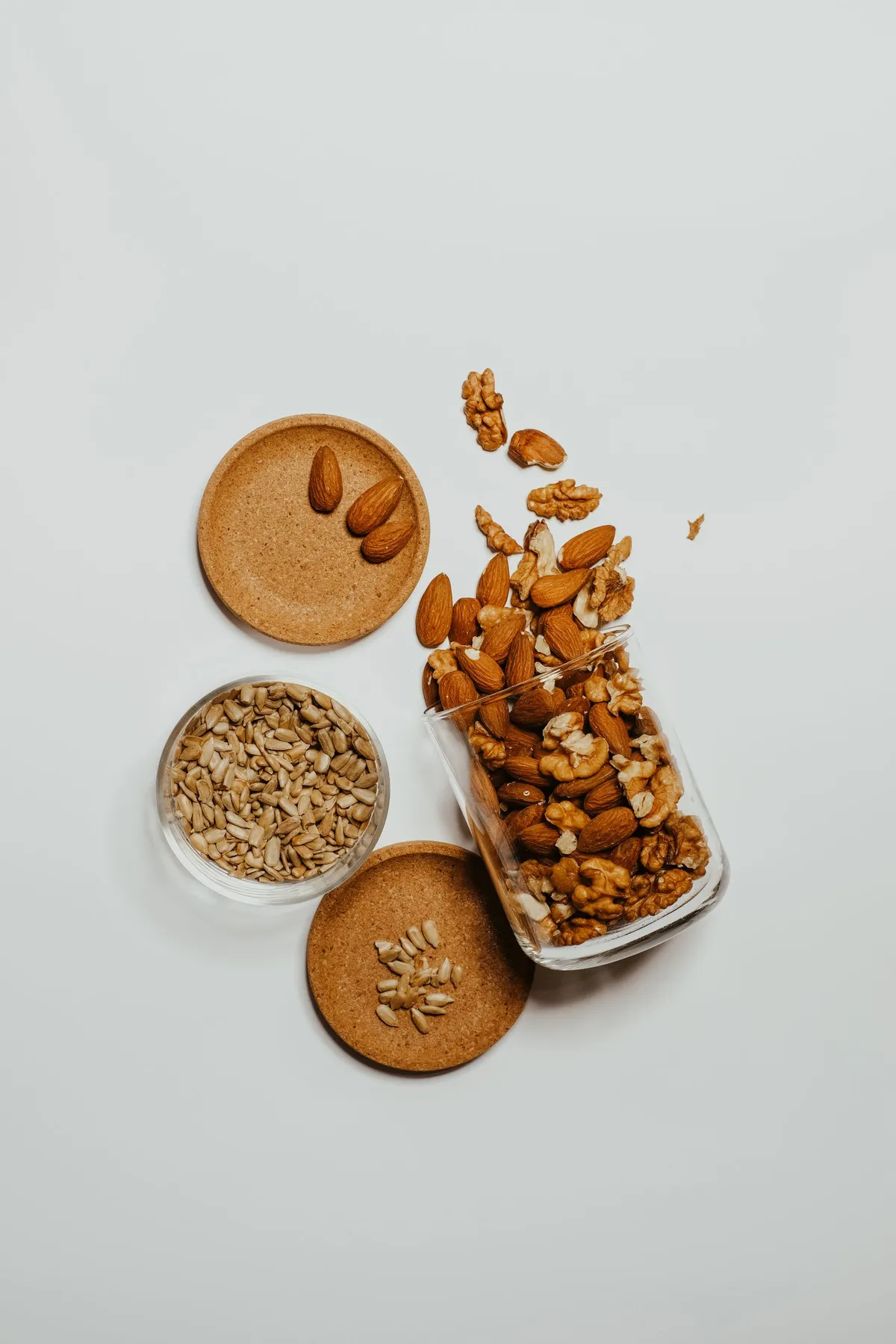 Almendras, nueces y semillas mezcladas en tarros de cristal como snack para dieta keto