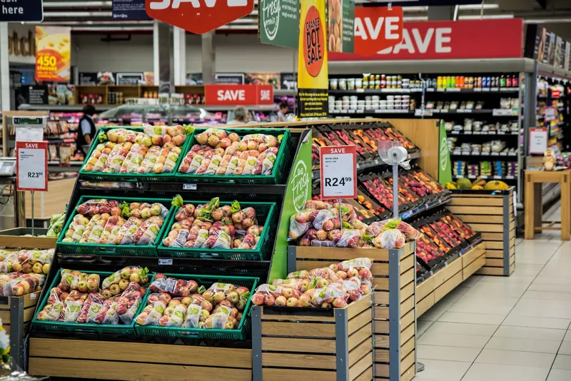 Sección de frutas y verduras frescas en el supermercado.
